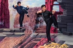 رحلة جاكي شان الفنية.. شغف وإصرار وراء كل ضربة وأداء مذهل