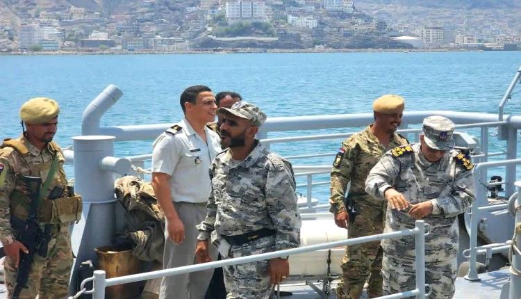 مسؤول عسكري فرنسي يطلع على الإجراءات الأمنية في ميناء عدن