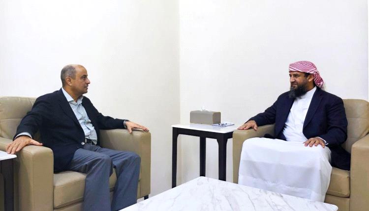 المحرّمي يلتقي رئيس الوزراء ويؤكد دعم مجلس القيادة للإصلاحات الاقتصادية والخدمية