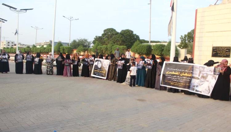 نساء عدن يصدرن بيان في وقفة حداد بساحة العروض وفاء لروح الشهيدة افتهان المشهري