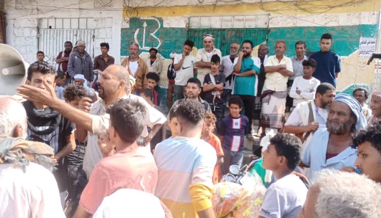 لودر تنتفض  ضد المأمور وتطالب المحافظ بإعادة الشيخ محمد عبدالله باهرمز