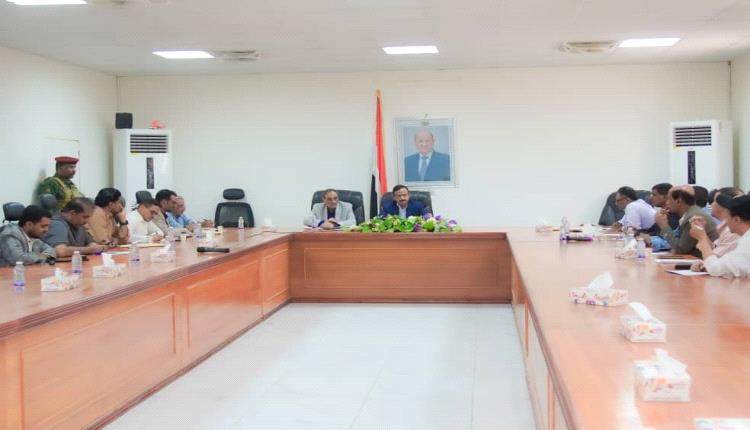 برئاسة المحافظ بن الوزير .. لجنة المناقصات تقر وتعلن عددًا من المناقصات الخدمية والتنموية