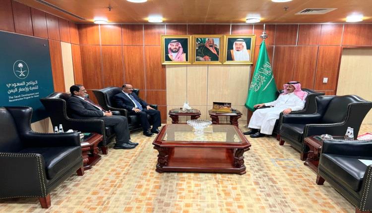 وزير النقل يلتقي السفير آل جابر المشرف العام على البرنامج السعودي لإعمار اليمن في مقر البرنامج بالرياض