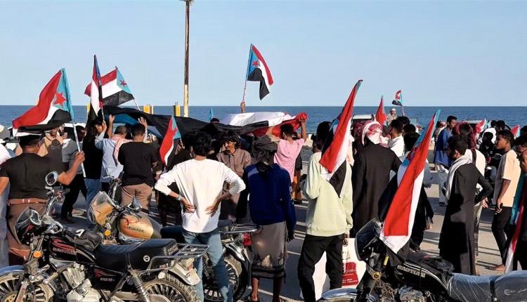 مسيرة بالدراجات النارية والسيارات بمدينة المكلا احتفاء بالذكرى الأكتوبرية