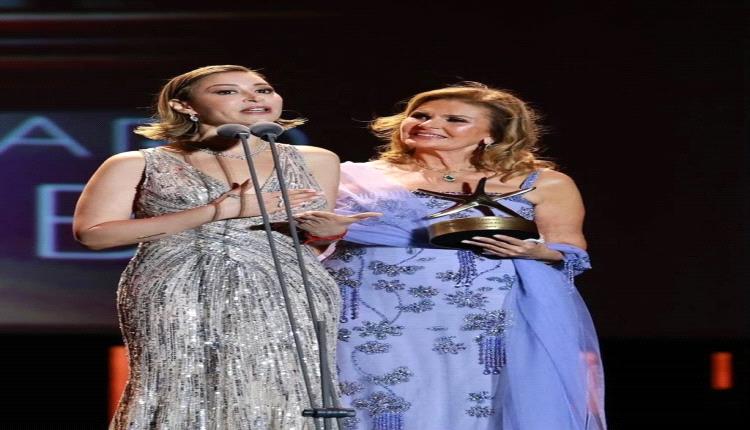 لحظة محرجة للفنانة منة شلبي بسبب فستانها... ويسرا تتدخل لإنقاذ الموقف (فيديو)