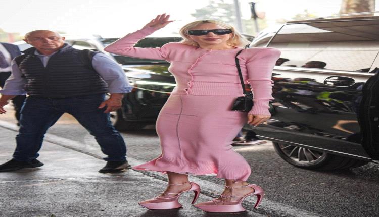 المغنية العالمية ليدي غاغا تجمع بين الأنوثة والفخامة بحقيبة Hermès المميزة