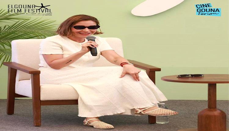 الفنانة منة شلبي توضّح سبب إهداء تكريمها لوالدتها وتعلّق على الموقف المحرج الذي تعرّضت له (صور)
