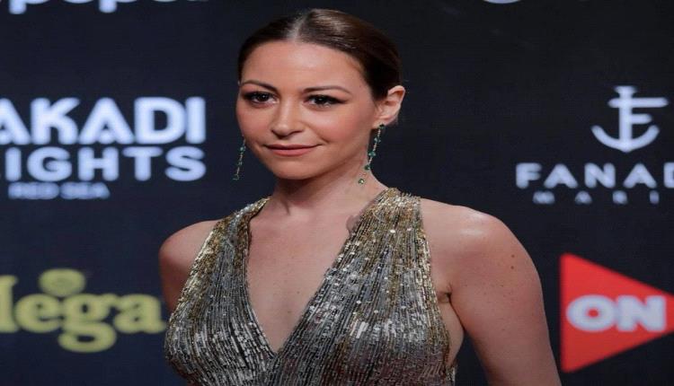 الفنانة منة شلبي تتحدث عن الزواج والأمومة وتوجّه رسالة لوالدتها بعد تكريمها في الجونة (فيديو)
