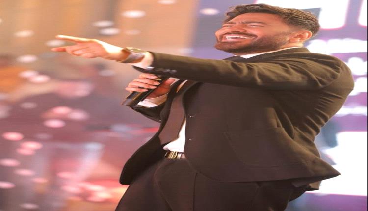 النجم تامر حسني يظهر بذراع مصابة ويقدّم موقفًا إنسانيًا لافتًا (فيديو)