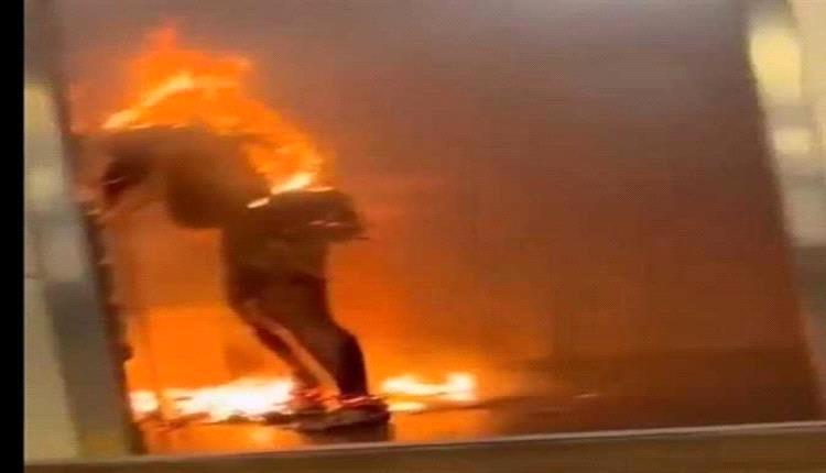 جندي يحرق نفسه بسبب رفض مهران القباطي تسليم مرتبه
