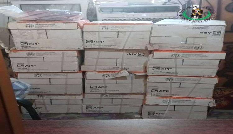 قوات الحزام الامني تضبط أوراقًا ثبوتية غير قانونية قادمة من مناطق الحوثيـ.ـين