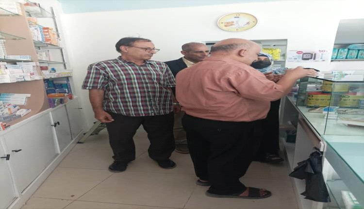 الصحة في عدن تواصل حملة الرقابة والتفتيش على صيدليات المنصورة