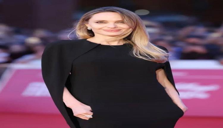 النجمة العالمية أنجلينا جولي تخطف الأنظار بفستان مكشوف وكشف الوشوم الضخمة على ظهرها