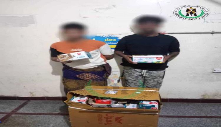 قوات الحزام الامني تضبط شخصين بتهمة سرقة بضائع من على متن شاحنات نقل شمال عدن