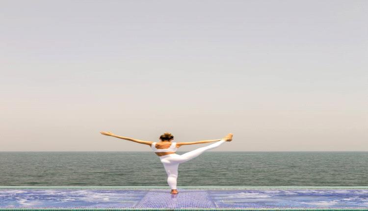 استرخاء وتأمل وسط الأجواء الفاخرة: "اليوغا بجانب مسبح سال" في جميرا برج العرب