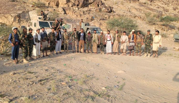 وفد من قيادة محور سبأ يزور المواقع الأمامية لكتيبة الدعم والإسناد بجبهة ملعاء ويشيد بحنكة القائد عبدالقادر المنصوري