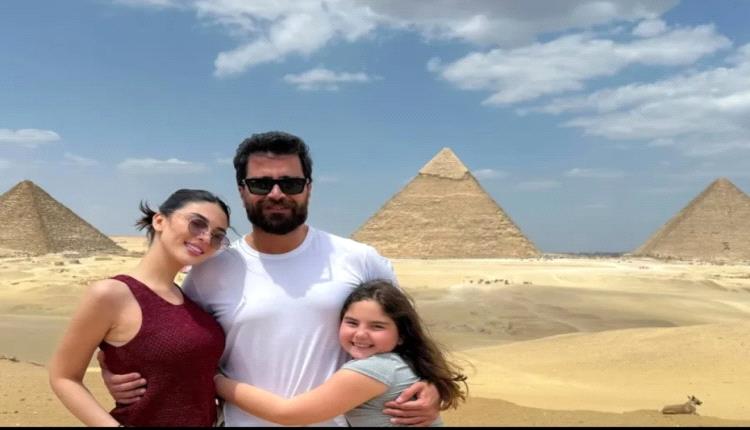 الفنان معتصم النهار يشارك صورة عائلية دافئة مع زوجته لين برنجكجي وابنتهما ساندرا