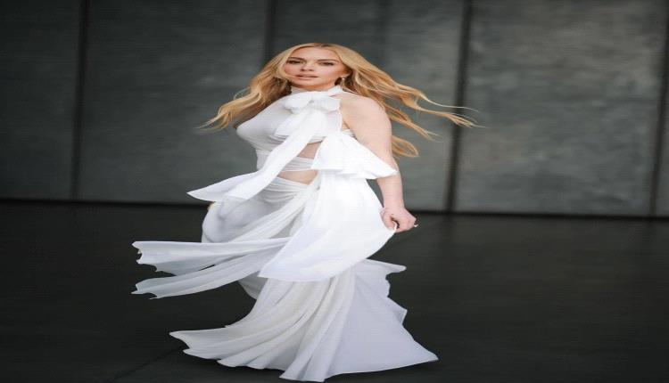 النجمة الامريكية ليندسي لوهان تخطف الأنظار بالأبيض وتستطلع آراء جمهورها حول الوضعية المثالية