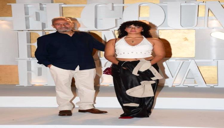 الممثل المصري صبري فواز يقف إلى جانب ابنته صبل فوزي بعد جدل إطلالتها الجريئة