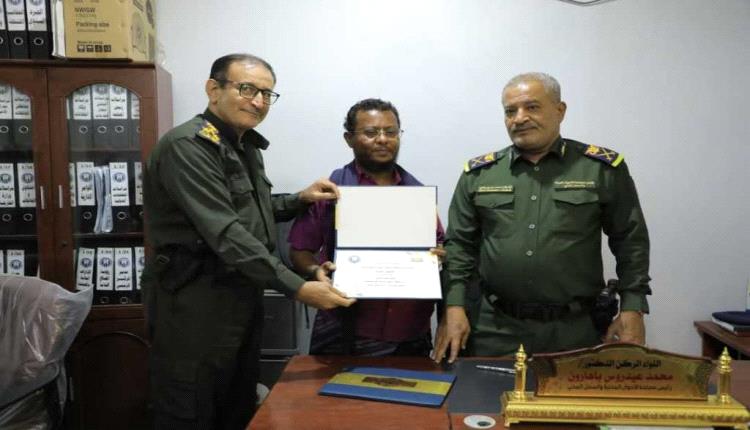 رئاسة مصلحة الأحوال المدنية تكرم قائد نقطة مصنع الحديد لضبطه وثائق مزورة