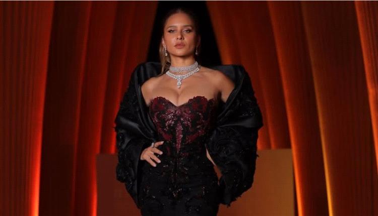 الفنانة نيلي كريم تتألّق في ختام مهرجان الجونة السينمائي بفستان لبناني مبهر