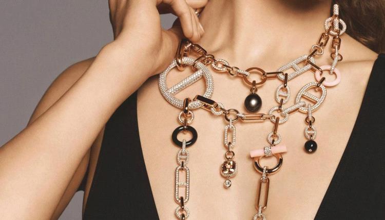 المجوهرات الذهبية الفخمة تتصدر موضة 2025.. اكتشفي القطع الأبرز