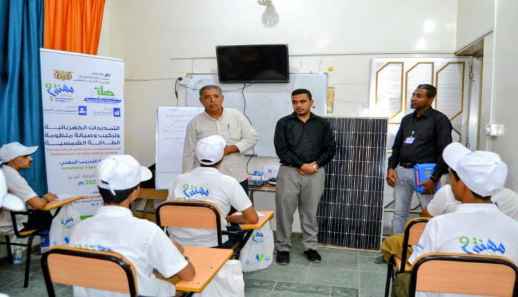 مدير عام التعليم الفني بأبين ينفذ زيارة إشرافية لدورة التمديدات الكهربائية والطاقة الشمسية الممولة من مؤسسة صلة