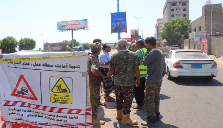 مدير عام خورمكسر يتفقد العمل في مشروع إعادة تأهيل جانب من بردورات الجزيرة الوسطية بساحل أبين