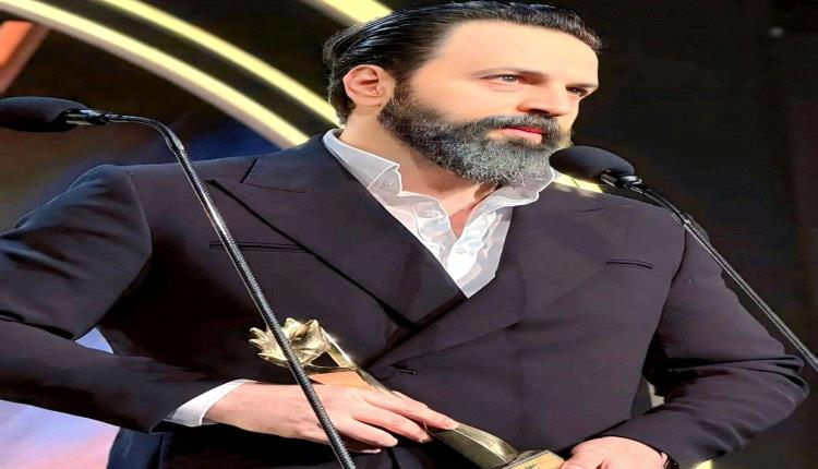 النجم السوري تيم حسن يثير الجدل بصورة جديدة بمشد طبي في يده والجمهور يتساءل عن حالته