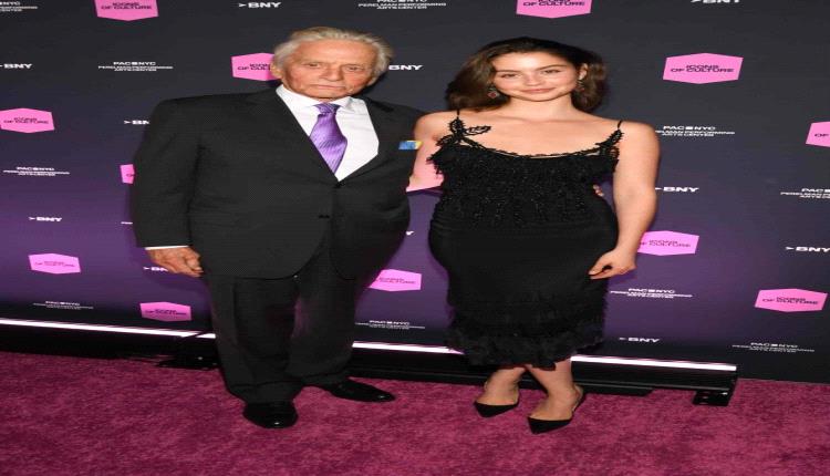 الشابة كاريز دوغلاس ابنة كاثرين زيتا جونز ومايكل دوغلاس تكرّر التاريخ بفستان والدتها الأسود بعد عقدين!