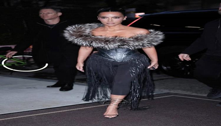 النجمة كيم كارداشيان تخطف الأنظار بمزيج مبتكر من ألوان وموديلات الصيف والشتاء!