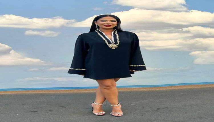 الفنانة منى زكي تخطف الأضواء بفستان أسود قصير يجمع بين الرقي والستايل العصري!
