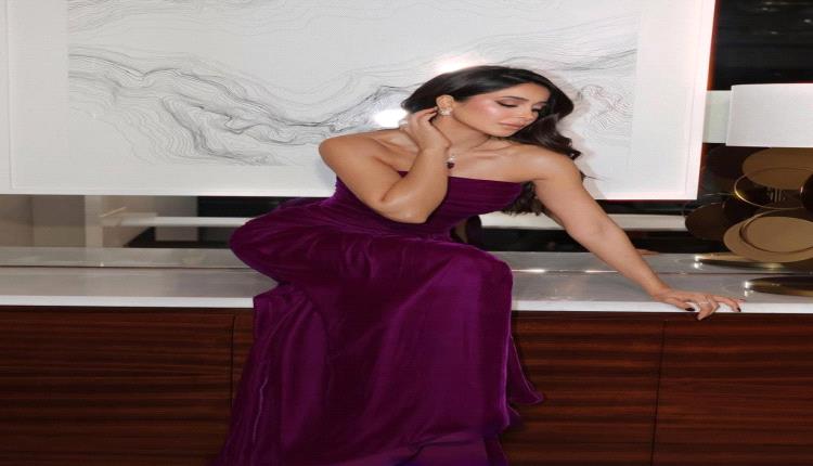 النجمة السعودية أسيل عمران تتألق بفستان بورغندي.. جمال وأناقة تسرق الأضواء!