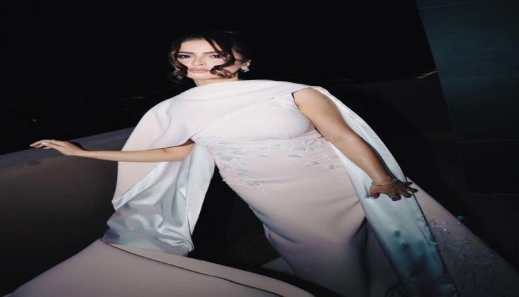 الفخامة تلتقي بالأناقة: حلا الترك تتألق بفستان وكاب مطرّزين بأسلوب ملكي سعودي!