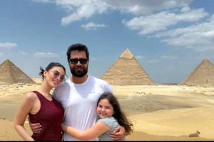 الفنان معتصم النهار يشارك صورة عائلية دافئة مع زوجته لين برنجكجي وابنتهما ساندرا