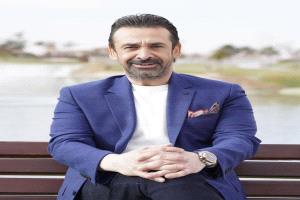 مشهد مميز.. كريم عبد العزيز يشارك جمهورها رقصة المزمار البلدي (فيديو)