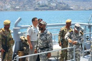 مسؤول عسكري فرنسي يطلع على الإجراءات الأمنية في ميناء عدن