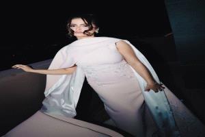 الفخامة تلتقي بالأناقة: حلا الترك تتألق بفستان وكاب مطرّزين بأسلوب ملكي سعودي!