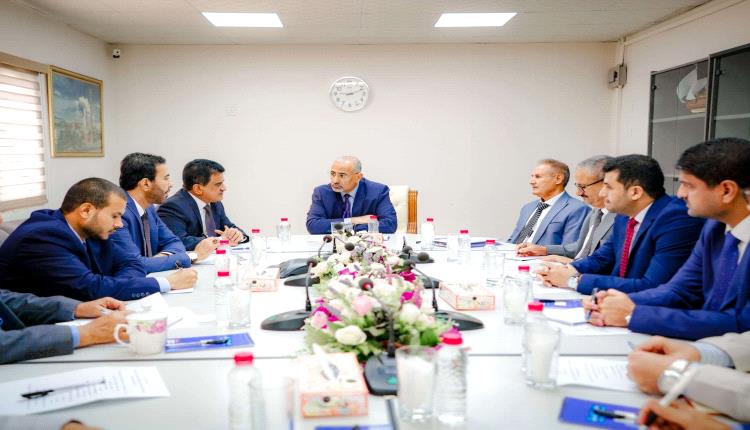 الرئيس الزُبيدي يترأس اجتماعا موسعا للوقوف على الخطوات المنجزة لإعادة تشغيل مصفاة عدن