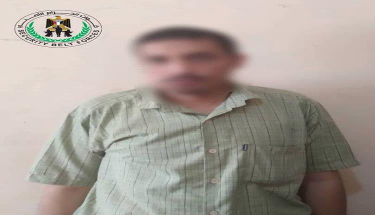 قوات حزام طوق عدن تلقي القبض على مطلوب أمني شرق العاصمة عدن