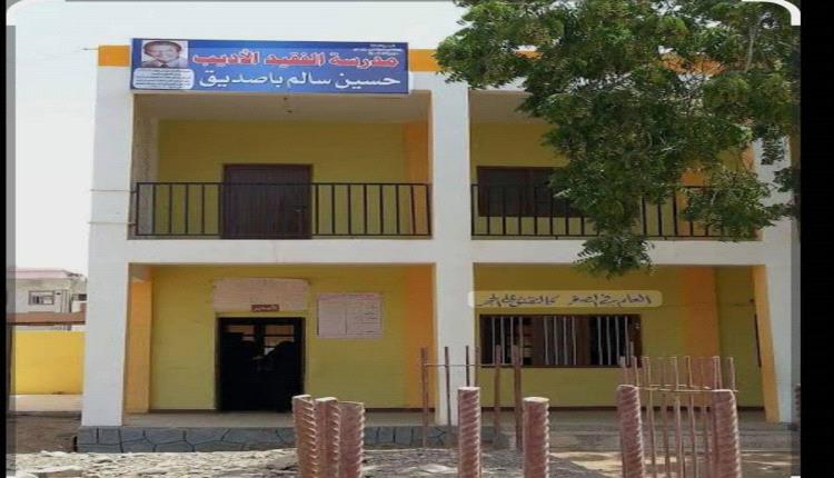 طلاب مدرسة حسين باصديق يعانون تراجعاً في التحصيل الدراسي بسبب حرارة الطقس وانقطاع الكهرباء