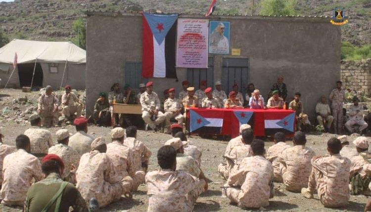 رئيس العمليات المشتركة بمحور الضالع يلتقي قيادة اللواء الأول مشاة ويُلقي محاضرة توجيهية