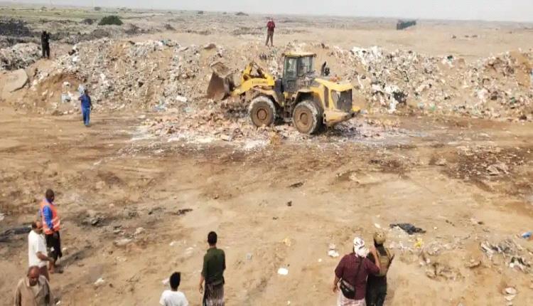 نيابة الصناعة بعدن تتلف ٨٥٦ كرتون مستحضرات تجميل منتهية الصلاحية