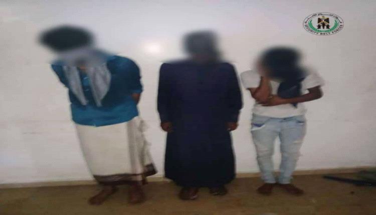 الحزام الأمني بالعاصمة عدن يضبط 3 متهمين وبحوزتهم كمية من المخدرات