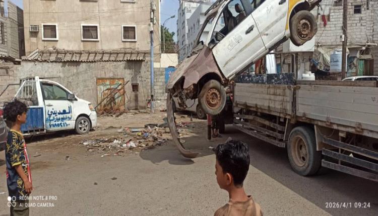 حملة ميدانية واسعة لرفع المخلفات والسيارات المتهالكة من شوارع الشيخ عثمان