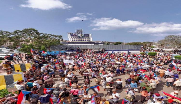 «عدوان سافر».. احتجاجات في عدن رفضا لإغلاق مقرات المجلس الانتقالي