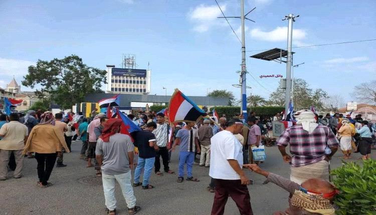 جماهير غفيرة تفتح مقر الجمعية العمومية في عدن وتُعيد رفع صورة الرئيس الزبيدي