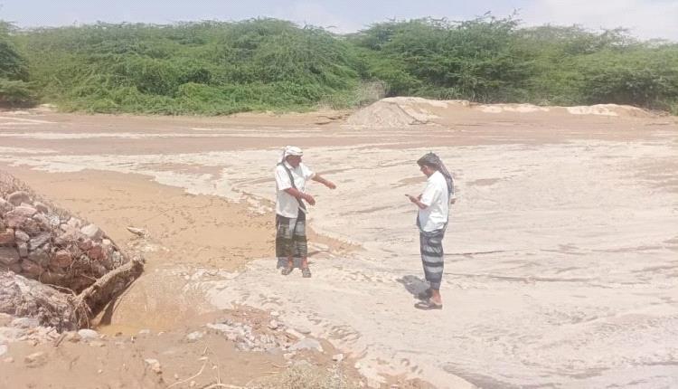 مدير عام أحور يتفقد أضرار السيول ويوجه باتخاذ إجراءات عاجلة لإعادة تأهيل الوادي والمعابر