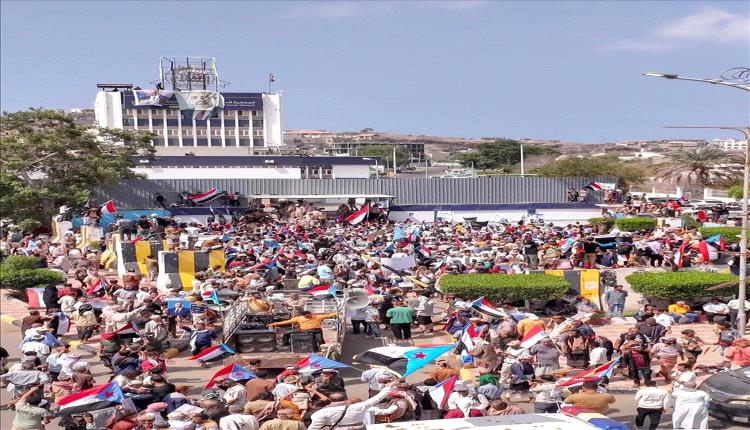 بيان فعالية عدن: متمسكون بشرعية الرئيس الزبيدي وصورته فوق مقراتنا "خط أحمر" لا يقبل المساس