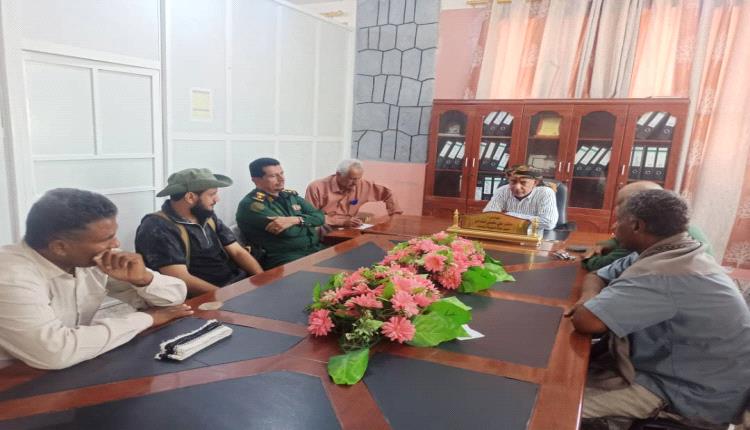 مدير عام زنجبار يناقش المستجدات الأمنية والإدارية ويشيد بقرار رفع الجبايات غير القانونية وتنظيم نقاط التحصيل